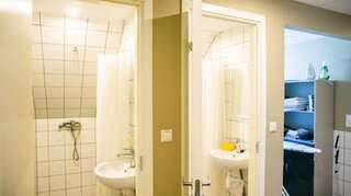 Хостелы Sesoon Hostel Таллин Односпальная кровать в общем номере для мужчин и женщин-27